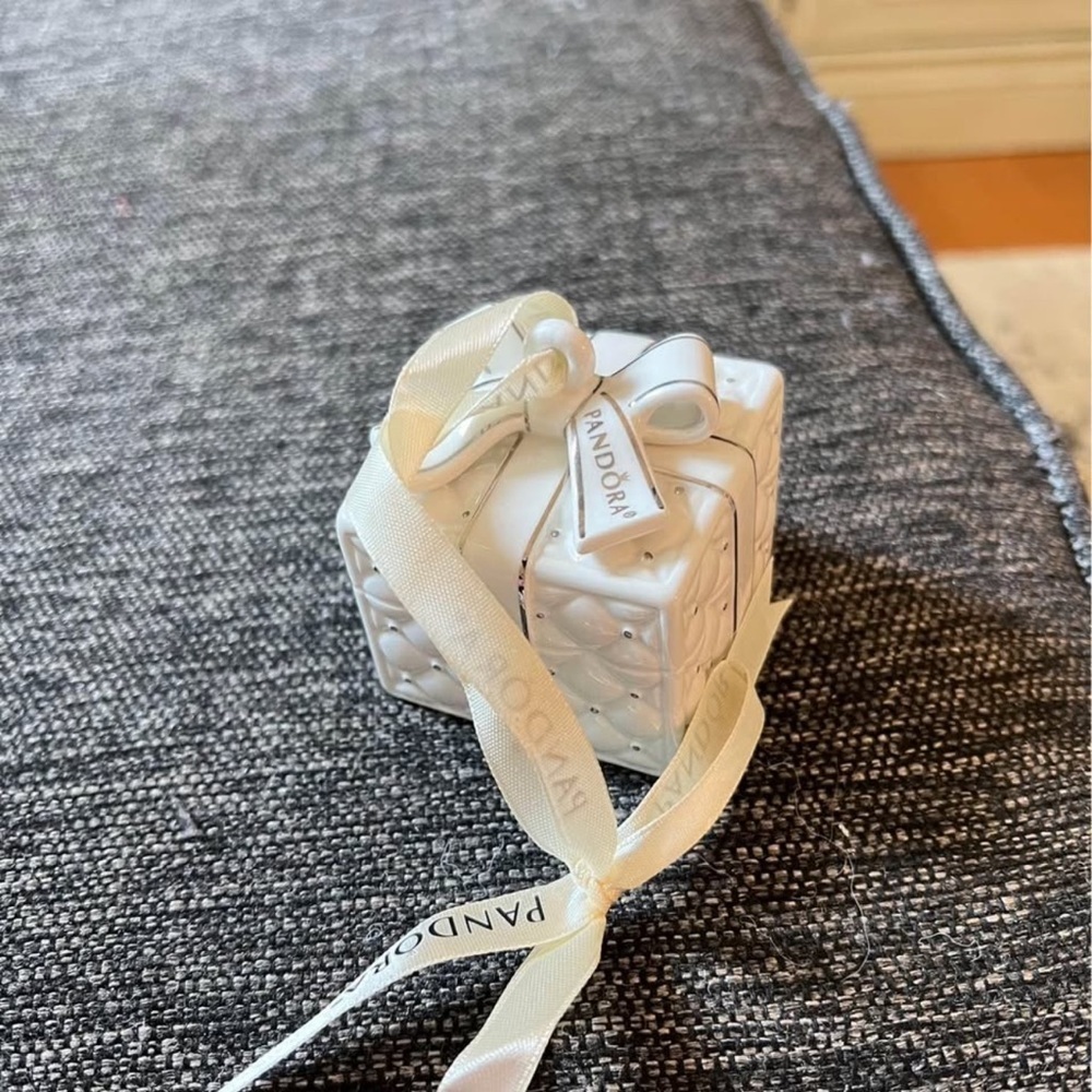 Pandora White Gift Box Ornament 2016 - Picture 2 of 6